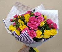 Купить букет с розами в Петербурге выгодно.